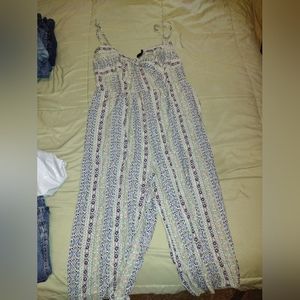 Adorable jumper. Great condition and color, super light and comfy.